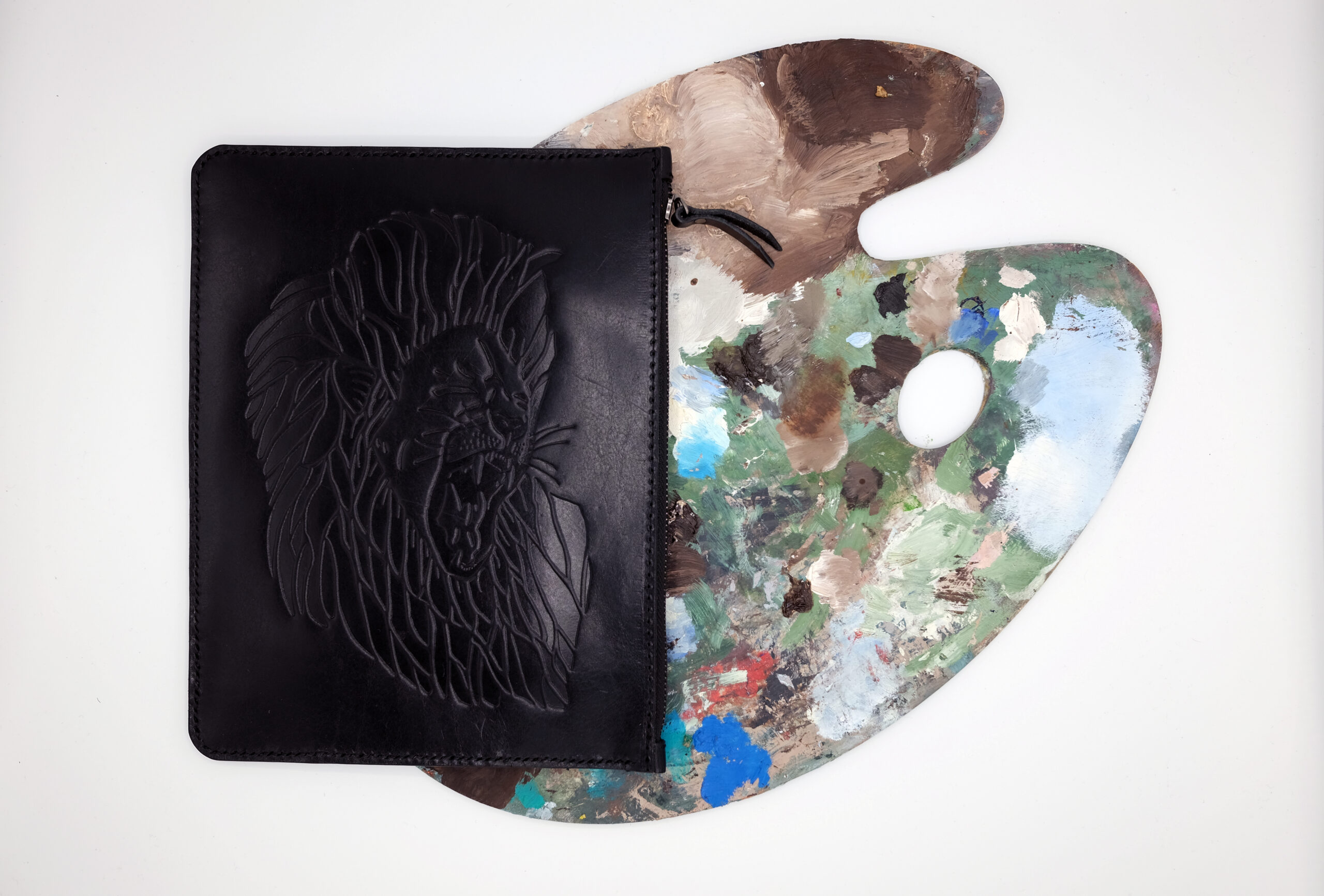 Black-pouch-and-palette